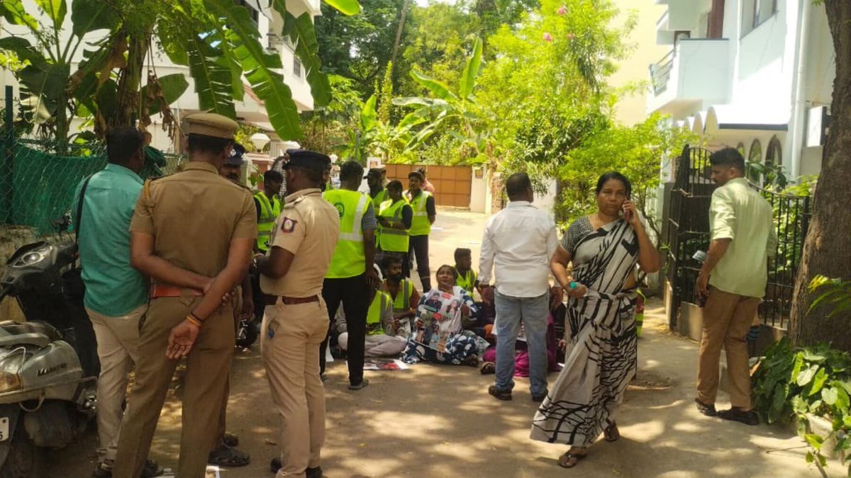 The lack of sensitivity, tack and compassion shown by the TN government in handling the strike of conservancy workers of Chennai Corporation has allowed the strike to enter 10th day.   It is the DMK which is responsible for this mess, as they had dedicated an entire chapter for