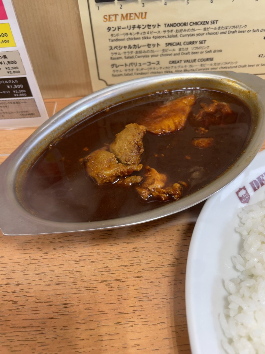 Kane_Show_Due's tweet photo. お客さんにオススメされてカレーの王道、上野のデリーに行って来ました！
ここのカシミールカレーを食べて驚いたのは、僕が幼少の頃に親戚のおじさんが作ってくれた”インド人に習ったカレー”に味がそっくりだったんです！
やはり使ってるスパイスが似てるのかしら？ https://t.co/6i3EXNpGcA