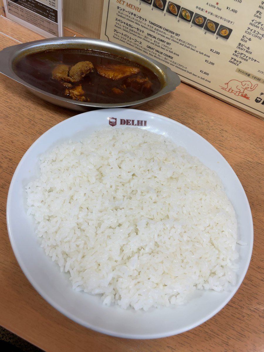 Kane_Show_Due's tweet photo. お客さんにオススメされてカレーの王道、上野のデリーに行って来ました！
ここのカシミールカレーを食べて驚いたのは、僕が幼少の頃に親戚のおじさんが作ってくれた”インド人に習ったカレー”に味がそっくりだったんです！
やはり使ってるスパイスが似てるのかしら？ https://t.co/6i3EXNpGcA
