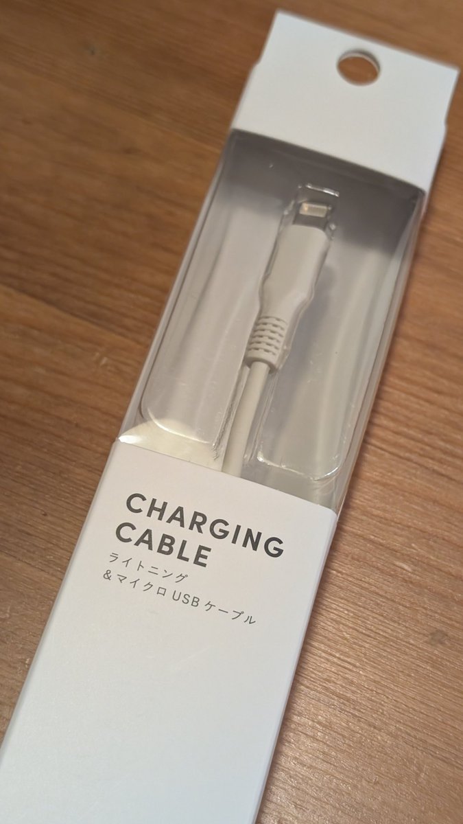 show_jii's tweet image. 昨日、スリーコインズで面白いUSB充電ケーブルを見つけました

なんと、MicroUSBとLightningを兼用するというもの！
ちゃんと300円でした(スリコ、割と300円じゃない商品多い)
#3COINS 
#lightning 
#MicroUSB