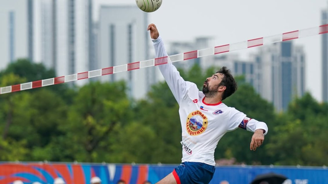 Cooperativa's tweet photo. Chile tuvo un positivo inicio en el faustball de los Juegos Mundiales #Cooperativa90 https://t.co/qYVmTVOFzY https://t.co/6yGzjhnmJR