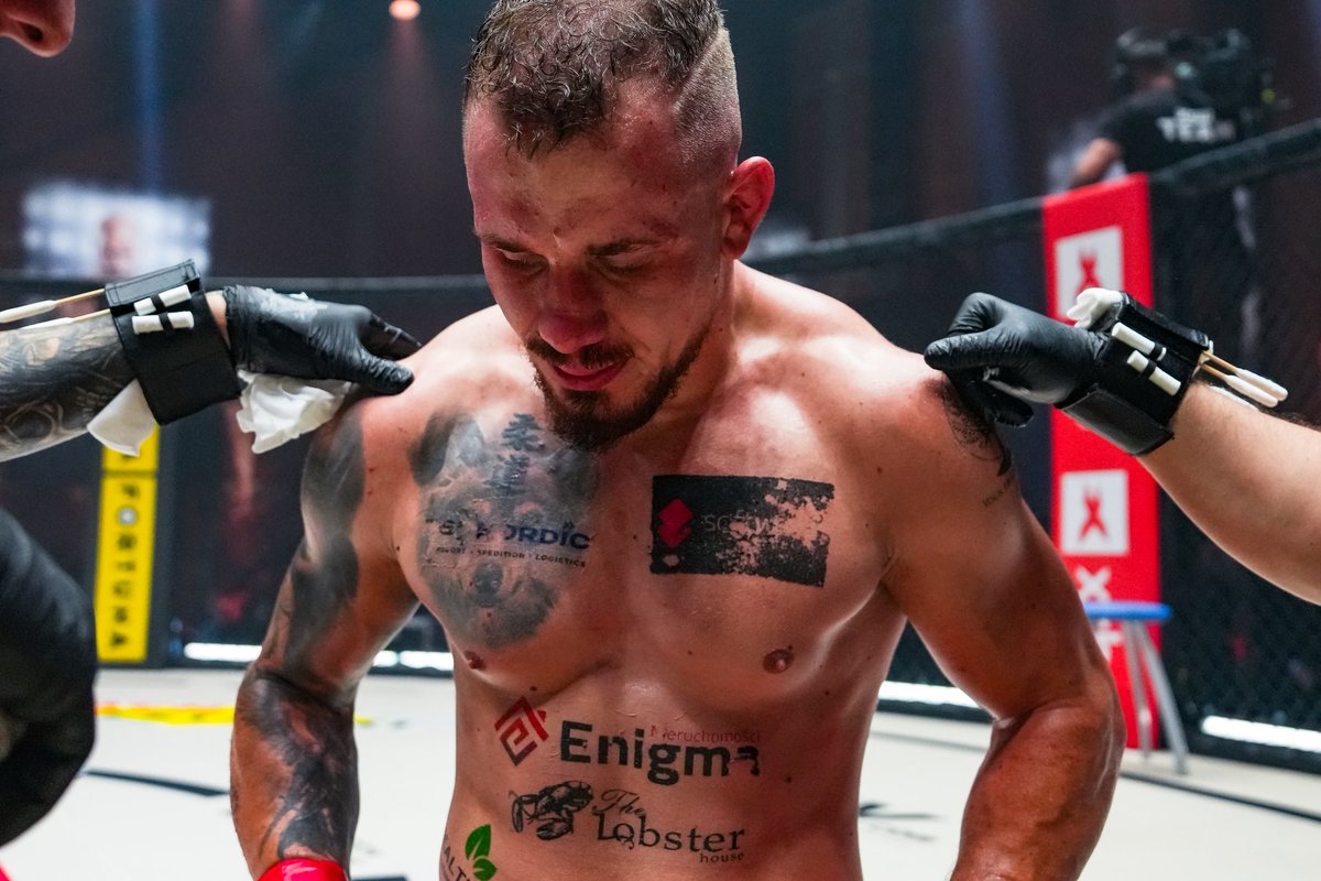 Wczoraj słodko-gorzki wieczór w Animmals.
Ewelina na punkty pokonała bardzo solidną rywalkę i zebrane kolejne cenne doświadczenie. 
Michał niestety będzie musiał przełknąć gorzką pigułkę, ale znając go broni łatwo nie złoży. 
Jak oceniacie wczorajszą galę KSW 109?