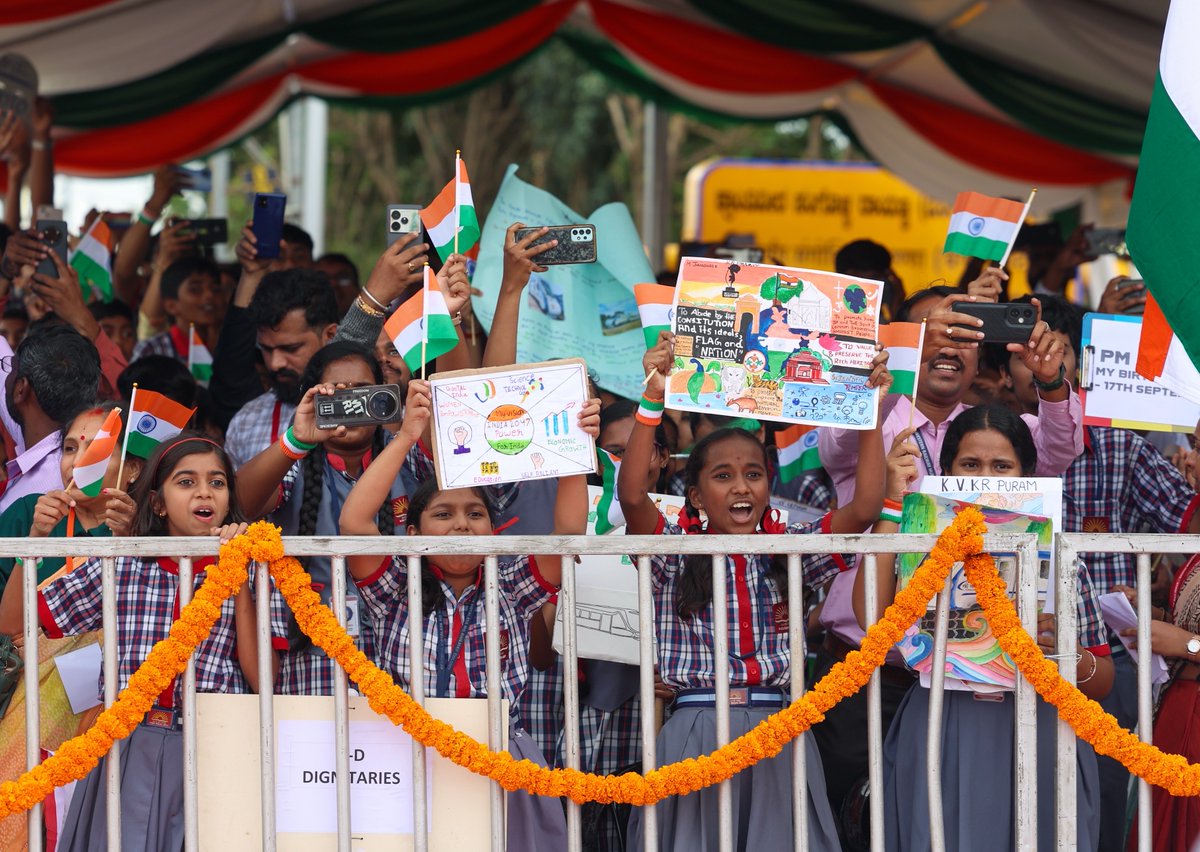ಬೆಂಗಳೂರಿನಲ್ಲಿ ಇಂದು ನಡೆದ ಕಾರ್ಯಕ್ರಮದ ಸಂದರ್ಭದಲ್ಲಿ ಈ ಕೆಳಕಂಡ ವಂದೇ ಭಾರತ್ ರೈಲುಗಳಿಗೆ ಹಸಿರು ನಿಶಾನೆ ತೋರಿದ್ದು ಸಂತೋಷ ನೀಡಿತು:

ಬೆಂಗಳೂರಿನಿಂದ ಬೆಳಗಾವಿ.

ಅಮೃತಸರದಿಂದ ಶ್ರೀ ಮಾತಾ ವೈಷ್ಣೋದೇವಿ ಕಟ್ರಾ.

ನಾಗಪುರದಿಂದ ಪುಣೆ.

ಈ ರೈಲುಗಳು ಪ್ರವಾಸೋದ್ಯಮ, ವಾಣಿಜ್ಯ ಮತ್ತು ಸಂಪರ್ಕವನ್ನು ಉತ್ತೇಜಿಸುತ್ತವೆ.