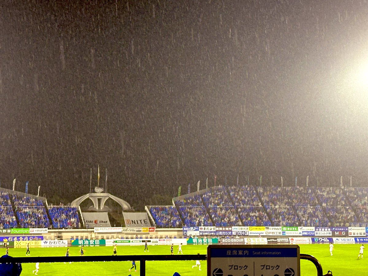 今日も土砂降りだった

試合中には気にならなかった雨の音も

今聞けば、悲しい音楽に聞こえてきます。

この悲しいトンネルからいつ抜け出せるのだろうか

ここはホーム。
みんなのホーム。
土居のホーム。
バンディエラのホーム。
#montedio