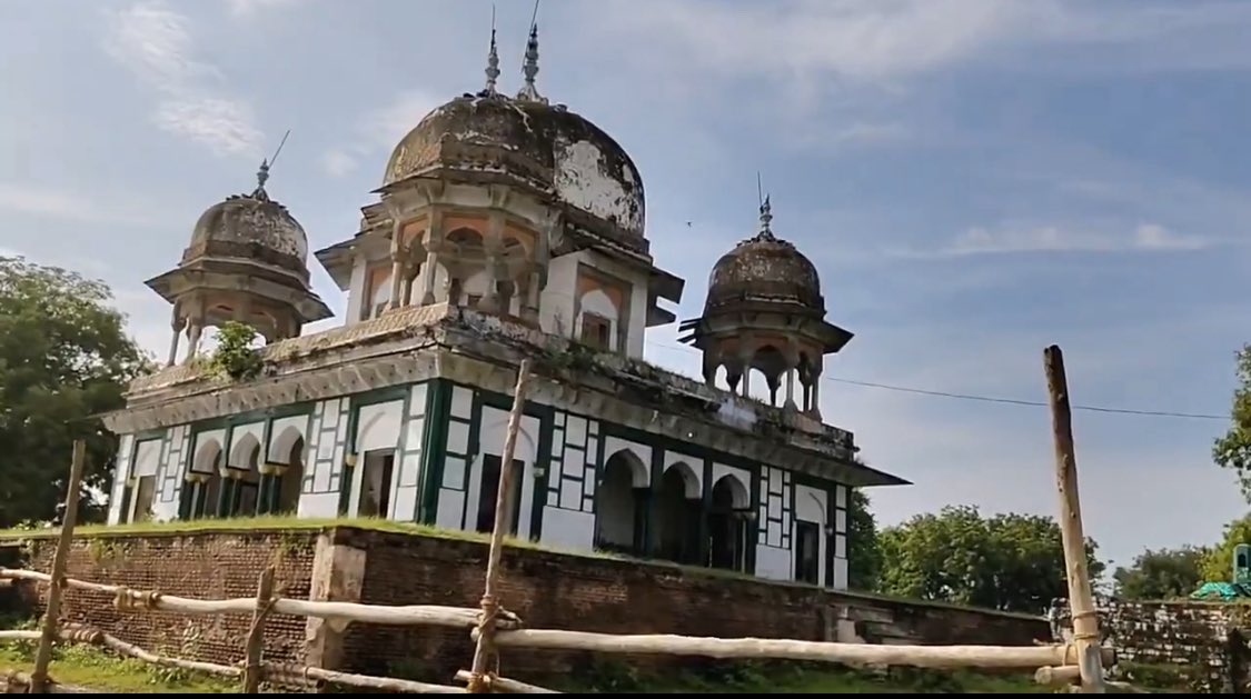 AshrafFem's tweet photo. फतेहपुर में इस ऐतिहासिक स्थान को लेकर मंदिर और मक़बरे कि बहस छिड़ गई है।

कुछ लोग इसे मंदिर मान इसमें पूजा अर्चना कि मांग कर रहे हैं। साथ ही इसे मंदिर बताकर 11 अगस्त से सौंदर्यकरण शुरू करने की परमिशन DM से मांगी है।

वहीं, राष्ट्रीय उलेमा कौंसिल ने इसे नवाब अब्दुल समद का मकबरा बताया है। कागजों में भी इसी नाम से जमीन दर्ज बताई है। विवाद को देख पुलिस-प्रशासन ने इस जगह की बेरिकेडिंग करा दी है।