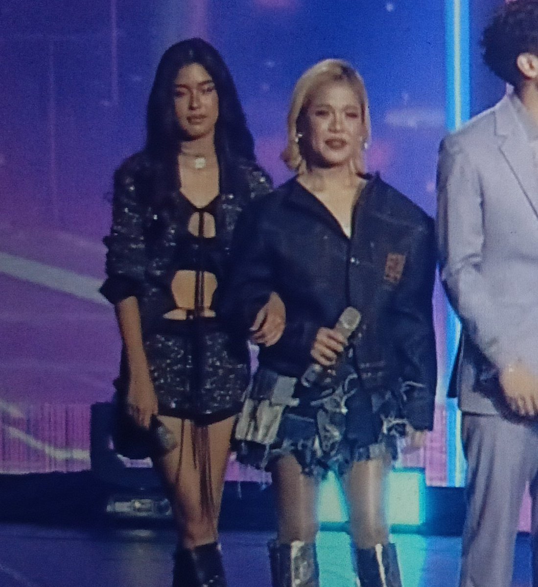 Grabeng outfitan naman to ShuKla!!

EDI WE ColLABYU MOWM