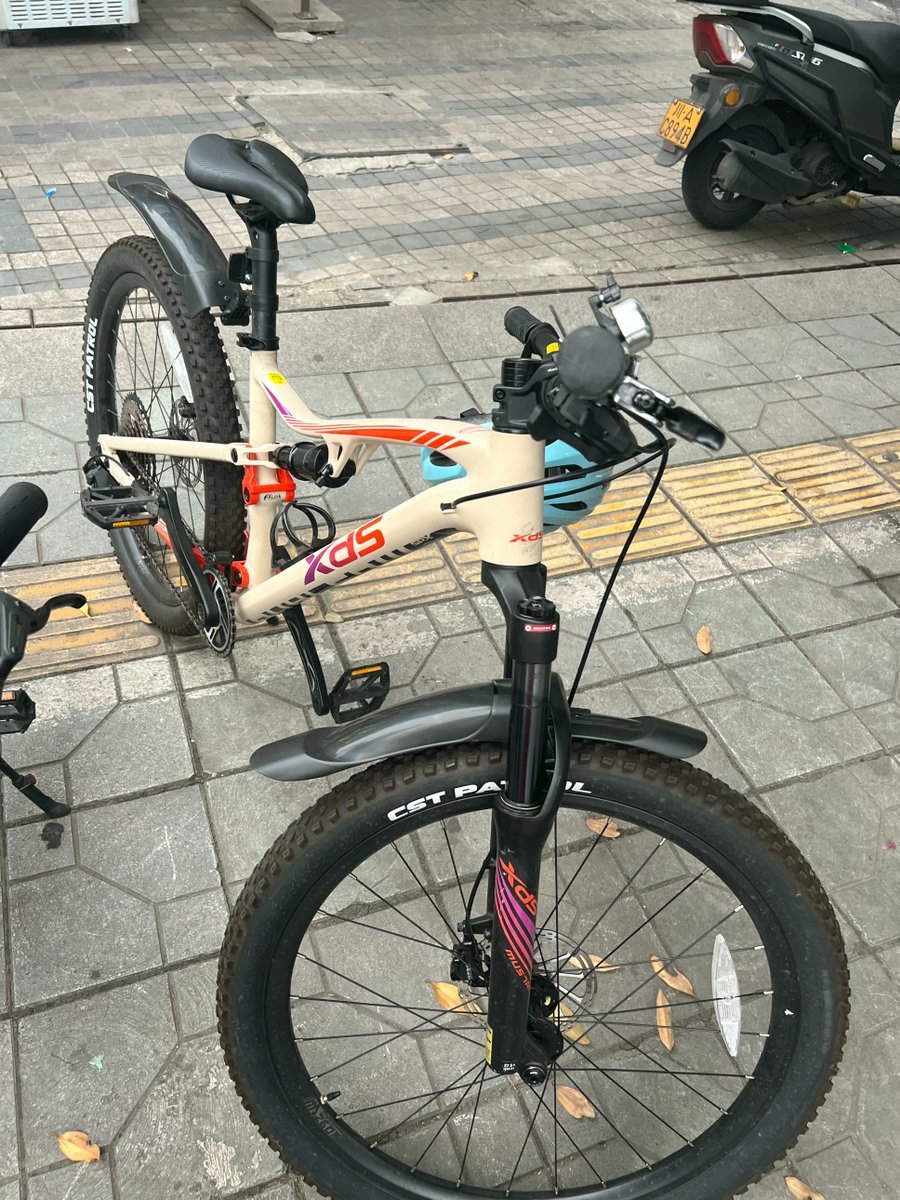 snowplus_dash66's tweet photo. 文明进步就是自行车大家都不用上锁了😂 https://t.co/A9fTnIDE7l