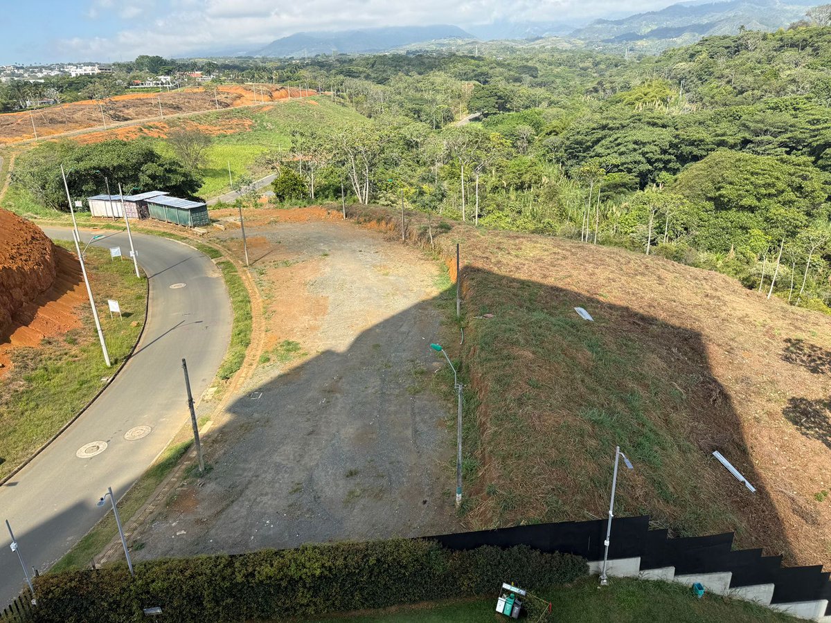 medugo's tweet photo. @DagmaOficial @alejoeder @AlcaldiaDeCali En la zona protegida del río lili y zanjón del burro @Marval_SA ha desarrollado proyectos dejando lugares sin reparación o adecuación ambiental. Con materiales que las lluvias pueden contaminar los ríos. No hay zonas entregadas a la ciudad https://t.co/izSblZP8Aj