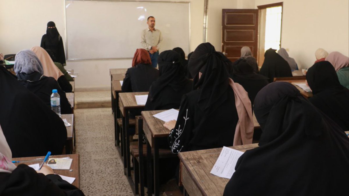 جانبٌ من انطلاقة الامتحانات النظرية في كليات ومعاهد جامعة إدلب، حيث يسود جوٌّ من الجدية والانضباط.

#الجمهورية_العربية_السورية
#وزارة_التعليم_العالي_والبحث_العلمي
#جامعة_إدلب