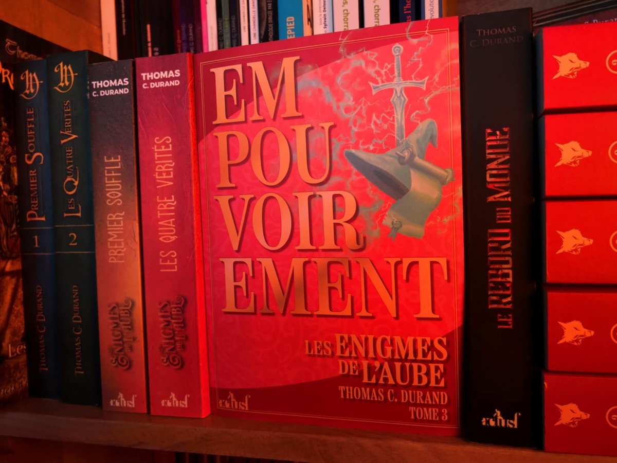 Acermendax's tweet photo. Il sera le 21 aout en librairie. "Empouvoirement", Tome 3 des Énigmes de l'Aube.
La suite des aventures de la petite Anyelle arrive **enfin** !

Avec @Editions_ActuSF https://t.co/x6W0ROjrAH
