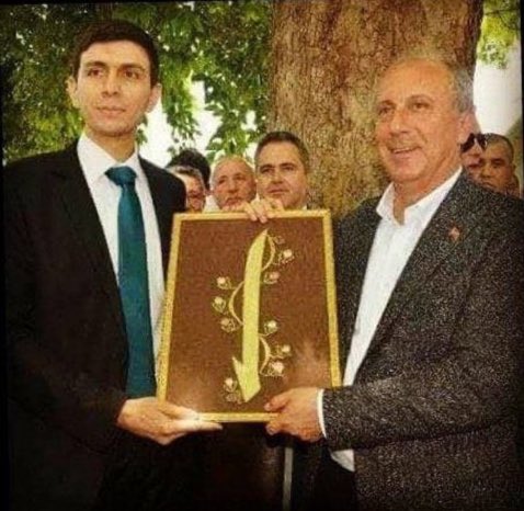 İslamdan o kadar uzaklar ki, Elif harfinin olduğu tabloyu ters tuttuklarının farkında bile değiller.