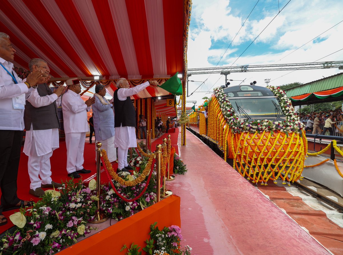 narendramodi's tweet photo. ಬೆಂಗಳೂರಿನಲ್ಲಿ ಇಂದ��� ನಡೆದ ಕಾರ್ಯಕ್ರಮದ ಸಂದರ್ಭದಲ್ಲಿ ಈ ಕೆಳಕಂಡ ವಂದೇ ಭಾರತ್ ರೈಲುಗಳಿಗೆ ಹಸಿರು ನಿಶಾನೆ ತೋರಿದ್ದು ಸಂತೋಷ ನೀಡಿತು:

ಬೆಂಗಳೂರಿನಿಂದ ಬೆಳಗಾವಿ.

ಅಮೃತಸರದಿಂದ ಶ್ರೀ ಮಾತಾ ವೈಷ್ಣೋದೇವಿ ಕಟ್ರಾ.

ನಾಗಪುರದಿಂದ ಪುಣೆ.

ಈ ರೈಲುಗಳು ಪ್ರವಾಸೋದ್ಯಮ, ವಾಣಿಜ್ಯ ಮತ್ತು ಸಂಪರ್ಕವನ್ನು ಉತ್ತೇಜಿಸುತ್ತವೆ. https://t.co/3m4WPFt3Tf