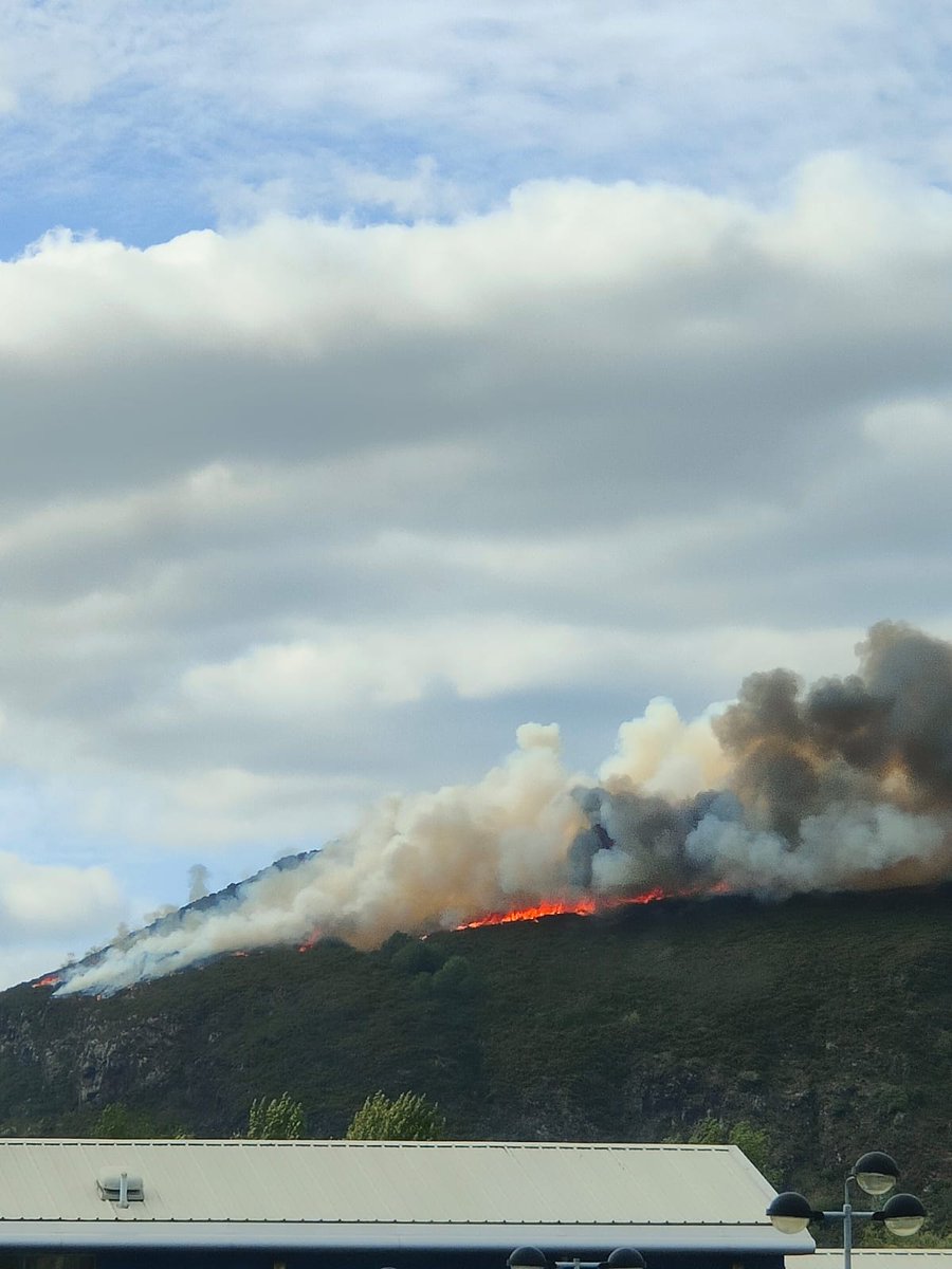 DezHo's tweet photo. Arthurs Seat on fire https://t.co/es2ifrU7Zv