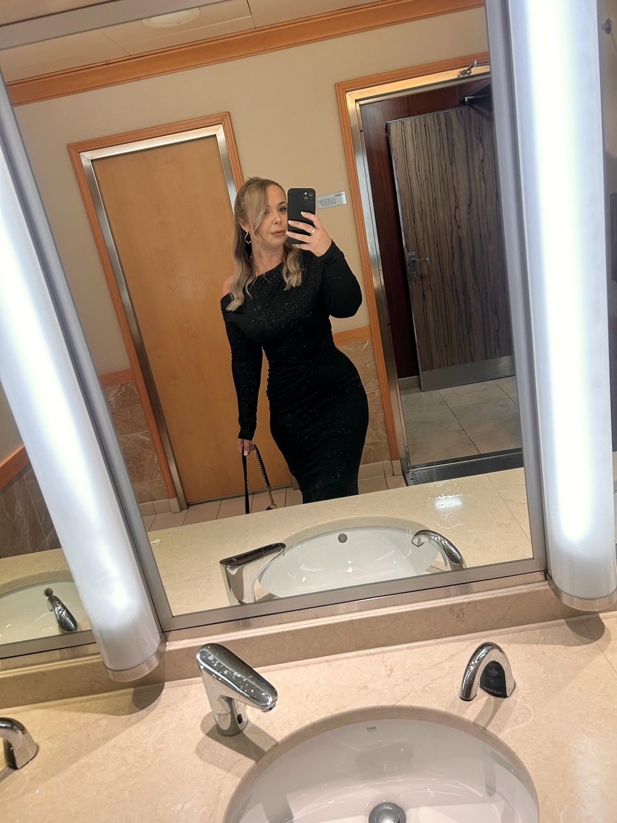 Rare appearance in a dress 🤝🏽