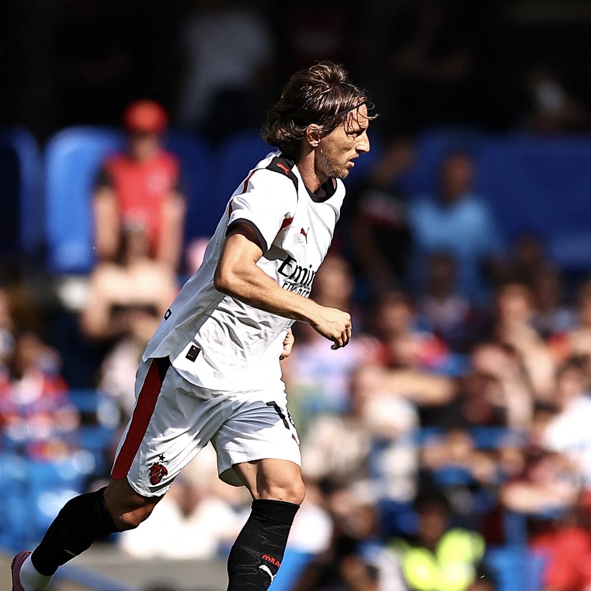 FabrizioRomano's tweet photo. ❤️🖤🇭🇷 After 13 years at Real Madrid as legend, Luka Modrić for the first team in AC Milan shirt.

The only club he wanted this summer, his childhood club. 💭 https://t.co/T8794A6V4c