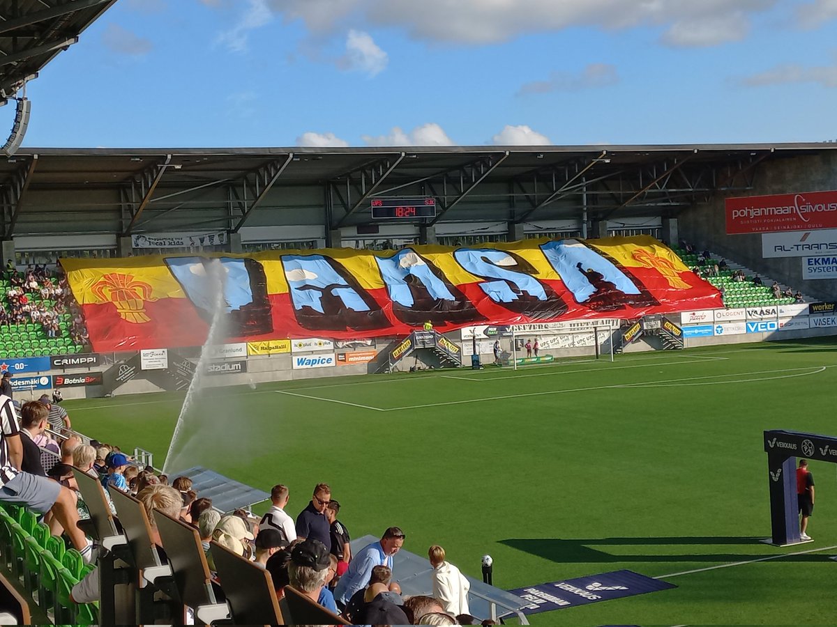 MKallasvuo's tweet photo. Tämmöinen tällä kertaa VPS-kannattajien leiristä. Lieköhän kannatushistorian kookkain tekijöiltä? #Veikkausliiga #jalkapallo #Vaasa #Vasa #Vepsu vs. #SJKfi https://t.co/IOKGGjdb2v