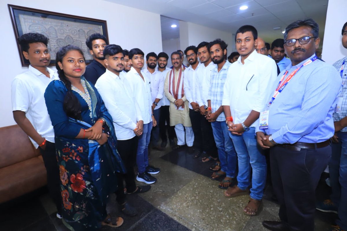 Had a courtesy call with Hon'ble Central Education Minister Shri <a href="/dpradhanbjp/">Dharmendra Pradhan</a> Ji in IISER Brahmapur on the occasion of Rakhi Purnima. 

#dharmendrapradhan
#rakhipurnima