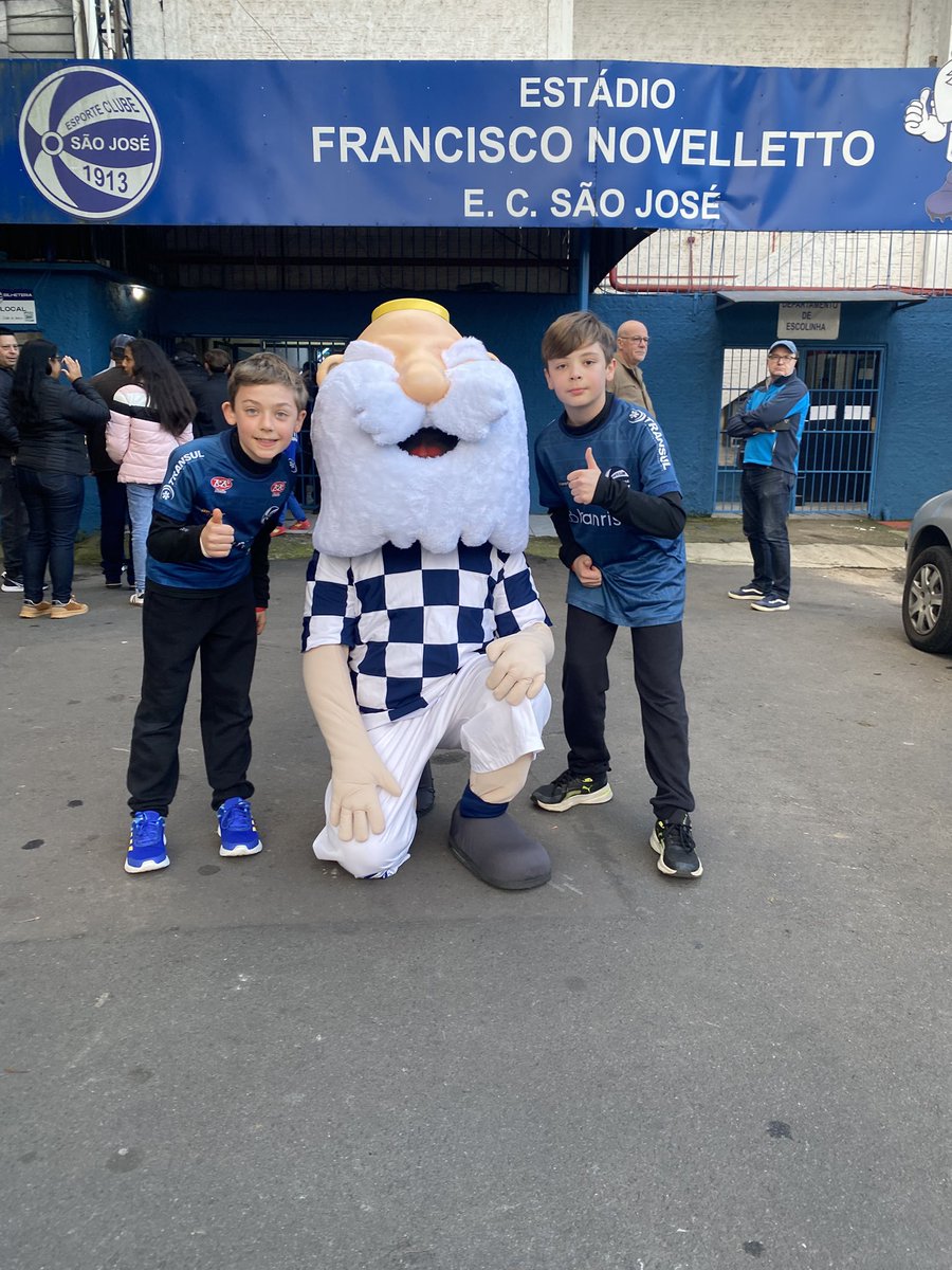 O carinho do São José é o melhor exemplo de paternidade. E é com o abraço do Zecão em todos os jogos no Passo que desejamos um FELIZ DIA DOS PAIS 💙