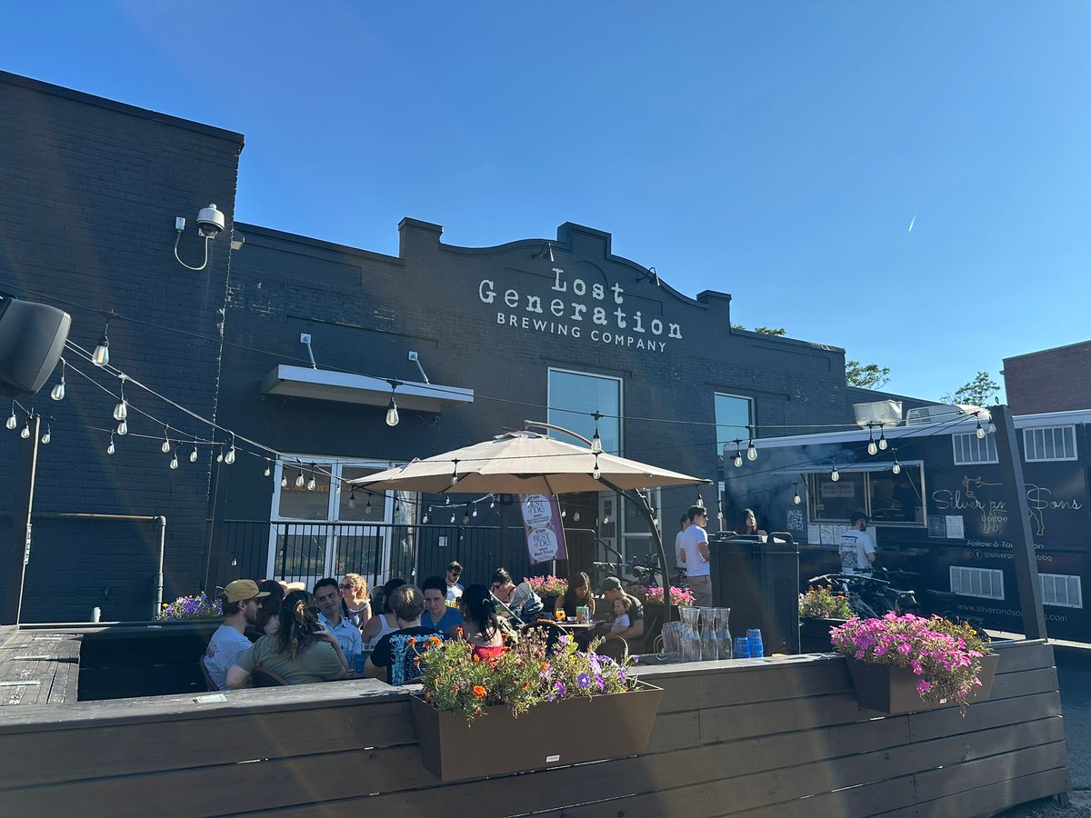 CZinWashington's tweet image. 🇨🇿🍺 Foam, hops &amp;amp; Czech tradition in Washingtion,DC! Yesterday @LostGenBrewing debuted #LUKR side-pour taps with 3 classic pours: Hladinka (creamy foam), Šnyt (lighter, with food), &amp;amp; Mlíko (sweet foam “dessert”). Plus a new Czech Pale Lager w/ Saaz hops. Na zdraví! 🍻 #CzechBeer