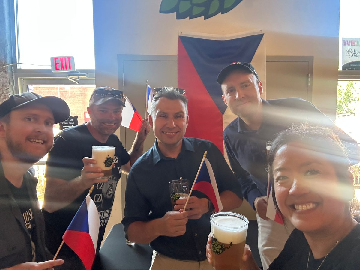 CZinWashington's tweet image. 🇨🇿🍺 Foam, hops &amp;amp; Czech tradition in Washingtion,DC! Yesterday @LostGenBrewing debuted #LUKR side-pour taps with 3 classic pours: Hladinka (creamy foam), Šnyt (lighter, with food), &amp;amp; Mlíko (sweet foam “dessert”). Plus a new Czech Pale Lager w/ Saaz hops. Na zdraví! 🍻 #CzechBeer