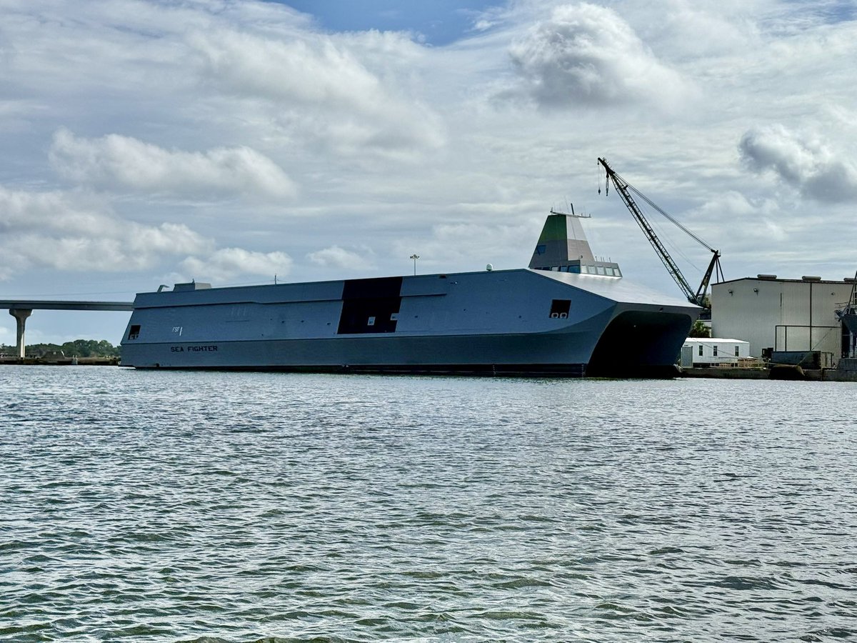 WarshipCam's tweet photo. U.S. Navy experimental littoral combat ship Sea Fighter (FSF-1) in Jacksonville, Florida - August 10, 2025  

SRC: TW-@SavantCons https://t.co/EevfBTsAGK