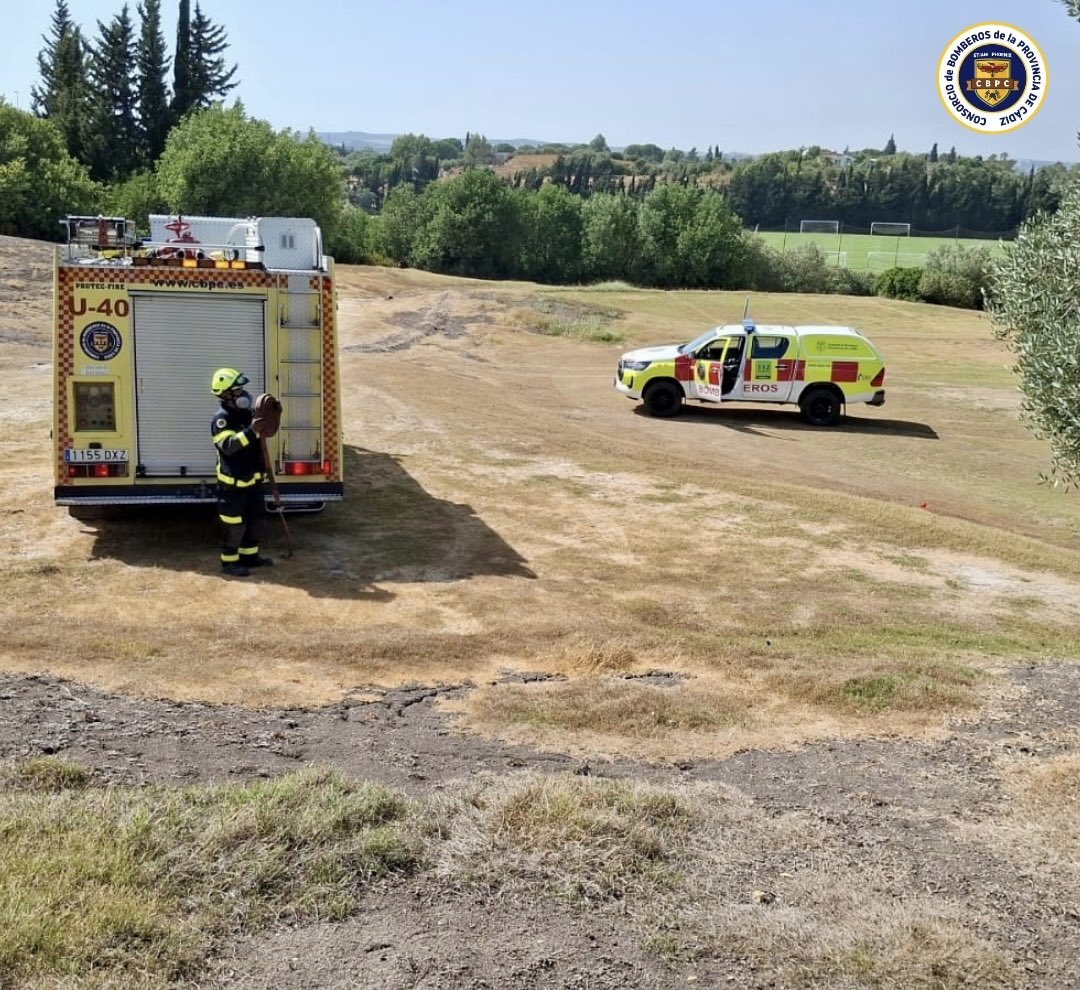 BomberosCbpc's tweet photo. 🗓️10/8/25⏰14.40h
Efectivos del #CBPC del parque #Jerez intervienen con @Plan_INFOCA en incendio forestal en #Montecastillo
En estos momentos el fuego está controlado
#GuardiaCivil desaloja algunas casas por prevención
Continuamos en el lugar
🚒 4
🧑🏼🚒12
#IFJerezDeLaFrontera https://t.co/BddSfmVoYU