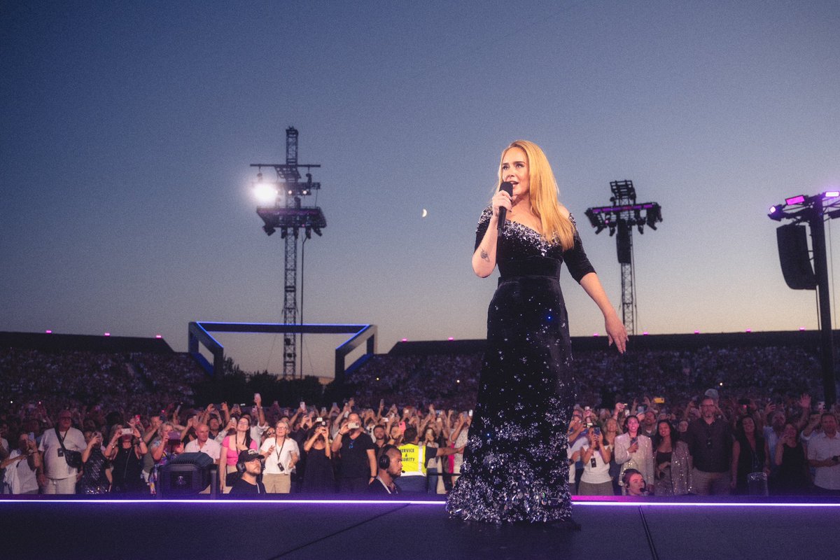 helloitsSteffi's tweet photo. Adele + the moon >>> https://t.co/6BJstDQZKN