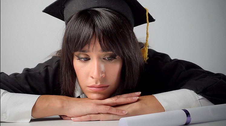 En RD hay muchísimos profesionales desempleados y otros trabajando en oficios ajenos a lo que estudiaron. 
¿Hasta cuándo vamos a seguir formando para el desempleo?
Es hora de cerrar carreras saturadas y reorganizar la oferta educativa. 🧵