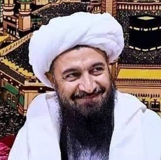 تاته ولې د خدای دشمنان مشرک او بدعتي وايې؟
ځڪه ته په یو مسکا د زرګونو خلکو زړونو ته سکون ورکوې
ګلانو ته چې رسیږې نو د اغزو حملې به برداشت کوې.
عادت الله داسې جاري دی چې کمال دې څومره ډیریږي دشمنان هم په همغه اندازه ورسره بویه،
اضحک الله سنک،