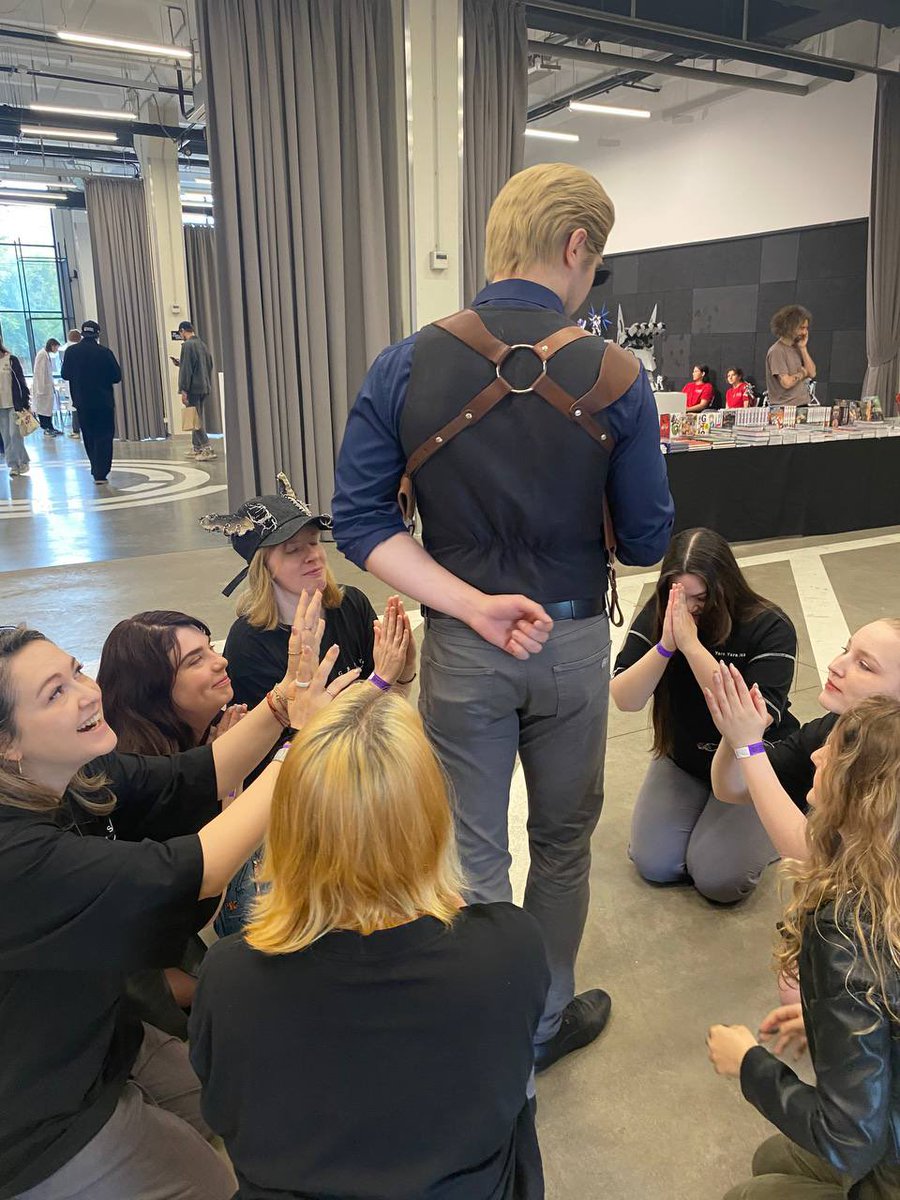 Grayson_Fin's tweet image. My Albert Wesker cosplay at convention 

#AlbertWesker #ResidentEvil