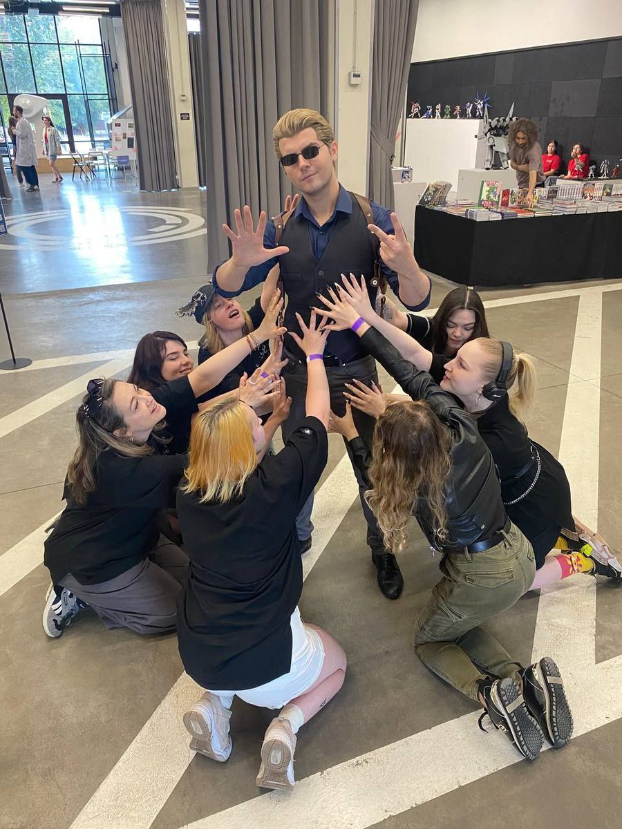 Grayson_Fin's tweet image. My Albert Wesker cosplay at convention 

#AlbertWesker #ResidentEvil