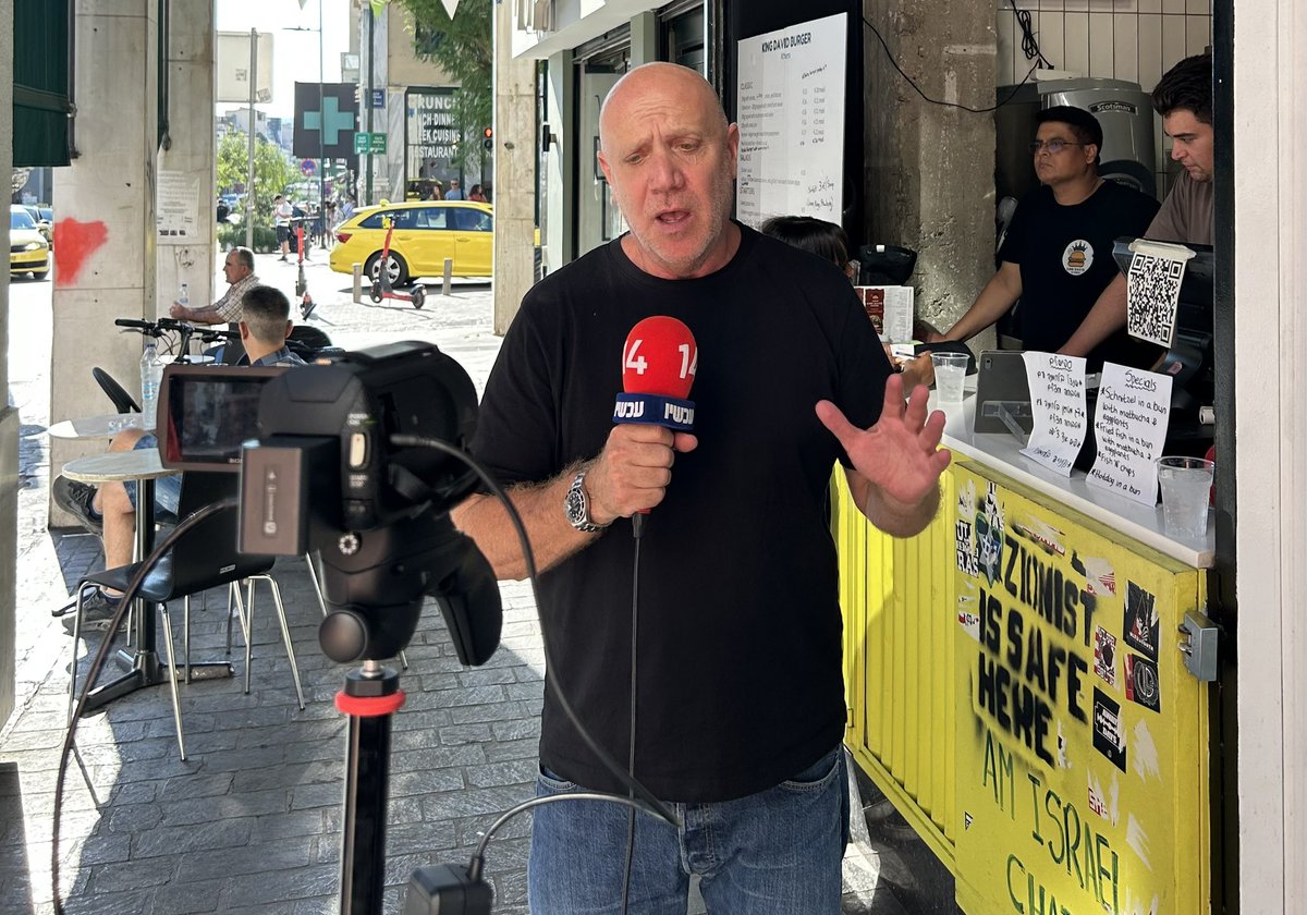 לימון ללימונדה. על דלפק מסעדת ״קינג דיוויד״ הכשרה באתונה רוססה כתובת נגד נוכחותם של ציונים במקום. בעל המקום לא מחק את הכתובת, אלא ערך אותה בהתאם. ״ציונים רצויים כאן״, כך כתוב בה כעת, קבל עם ועולם
<a href="/C14_news/">C14</a>