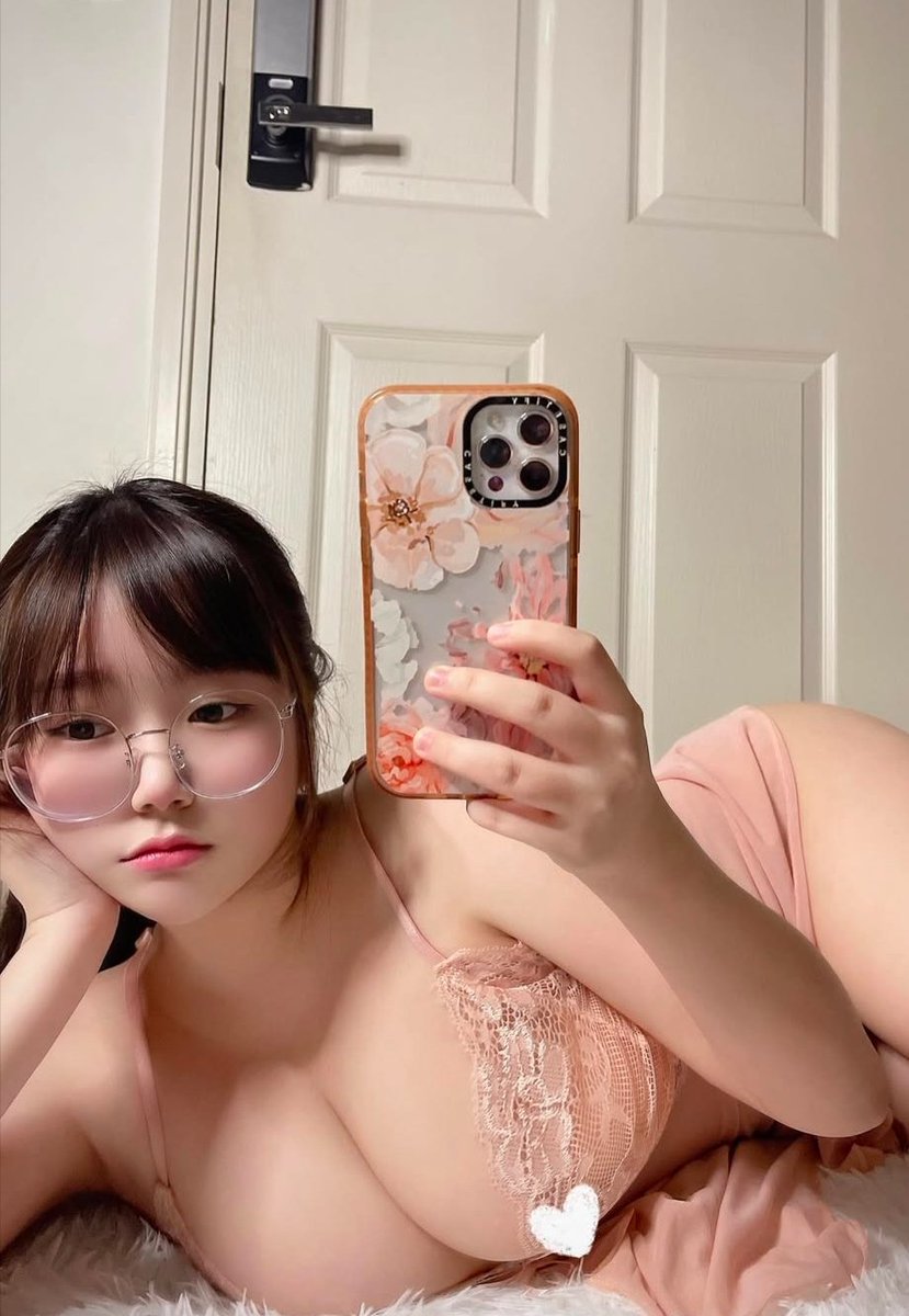 La flojera del domingo me consumió, acabo de abrir los ojos.

#sexrol #freerol