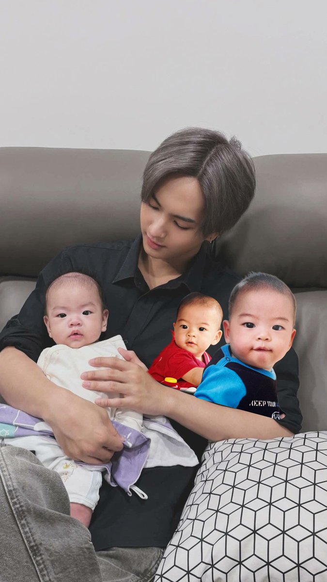 คอปเปอร์อุ้มเคเดน แถมม๊าคจิ๊ดอีกสอง
แล้วเหมือนกันมาก แฝดกันแบบสุด
☺️