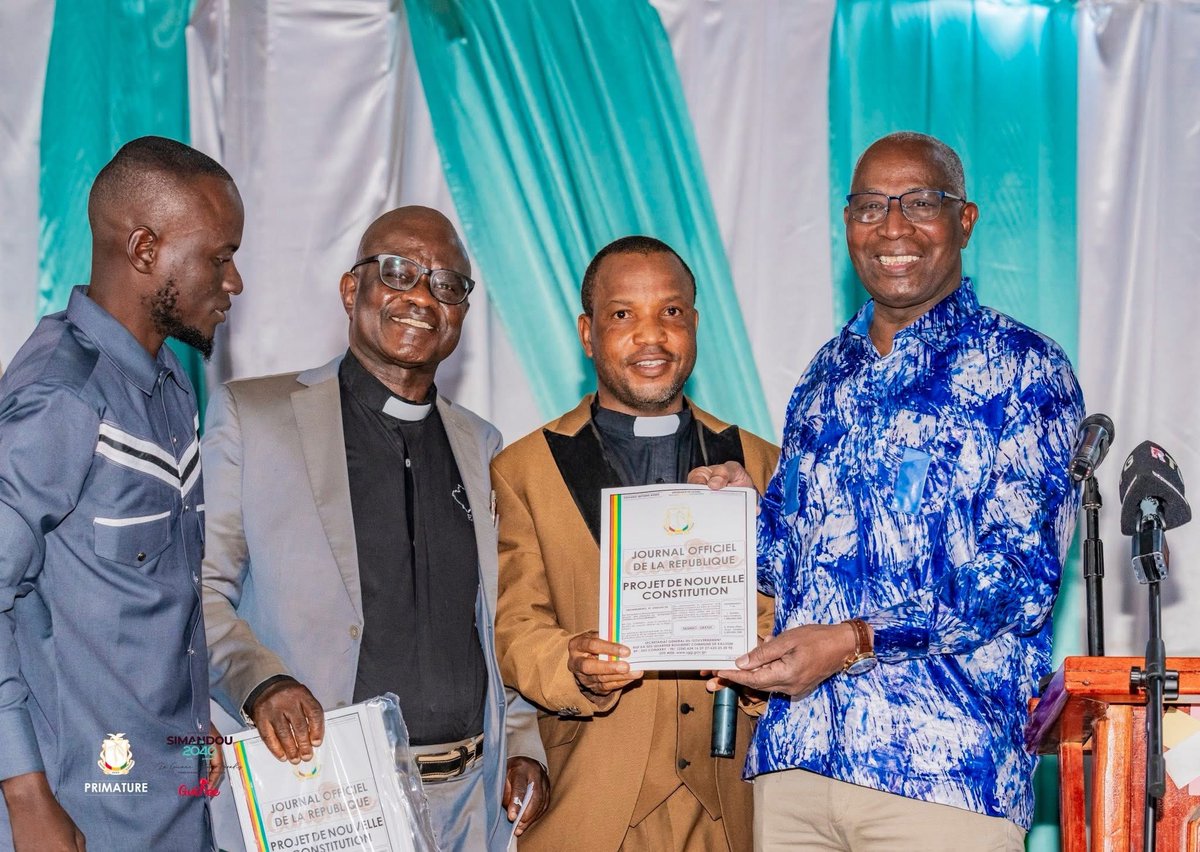 PrimatureGN's tweet photo. Conakry, 10 août 2025 – En visite à l’Église protestante de Simbaya, le @PMGUINEE17 Amadou Oury BAH a réaffirmé, au nom du Président Doumbouya, l’attachement de la Guinée à la laïcité comme garant de la coexistence pacifique. Il a présenté les innovations du projet de Constitution : candidature indépendante, Sénat, gratuité scolaire jusqu’à 16 ans.

#EnsemblePourlaGuinee🇬🇳
#PrimatureGn
@Presidence_gn