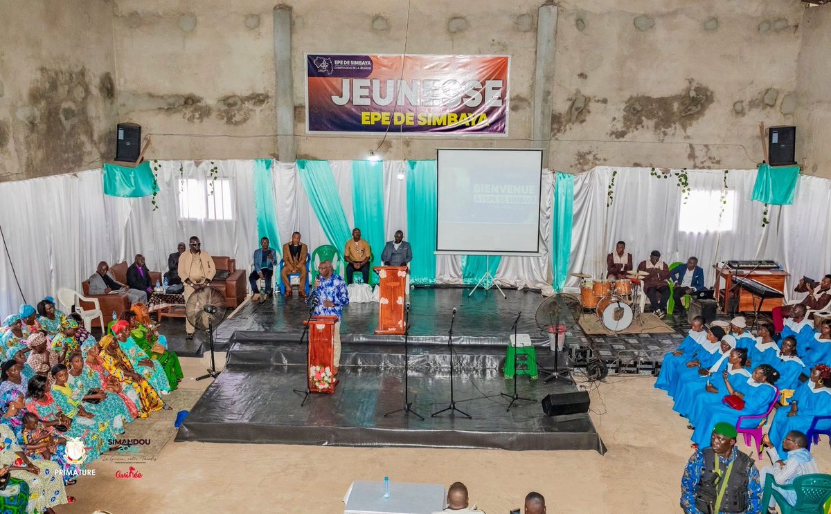 PrimatureGN's tweet photo. Conakry, 10 août 2025 – En visite à l’Église protestante de Simbaya, le @PMGUINEE17 Amadou Oury BAH a réaffirmé, au nom du Président Doumbouya, l’attachement de la Guinée à la laïcité comme garant de la coexistence pacifique. Il a présenté les innovations du projet de Constitution : candidature indépendante, Sénat, gratuité scolaire jusqu’à 16 ans.

#EnsemblePourlaGuinee🇬🇳
#PrimatureGn
@Presidence_gn