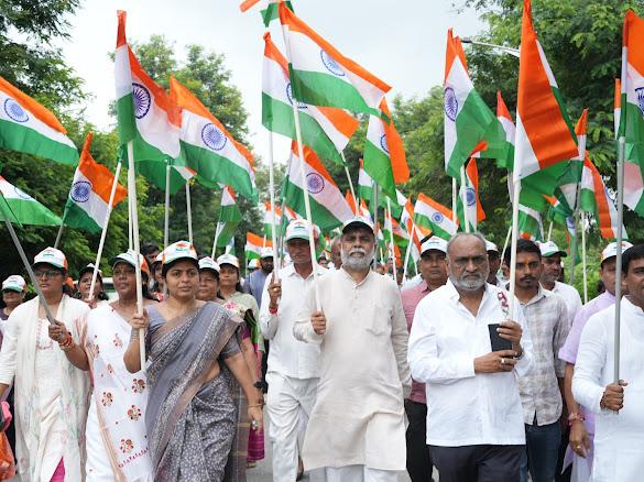 જનજનમાં વ્યાપી રાષ્ટ્રભક્તિ
તિરંગાના રંગે રંગાયું ગાંધીનગર

ભારતીય જનતા પાર્ટી, ગાંધીનગર મહાનગર, વોર્ડ નંબર-6 દ્વારા આયોજિત વીરોને સમર્પિત તિરંગા યાત્રામાં સહભાગી થઈ, વીરો અને શહીદોના બલિદાનને નમન કર્યું.

ભારત માતા કી જય.
जय हिन्द 📷
#TirangaYatra
