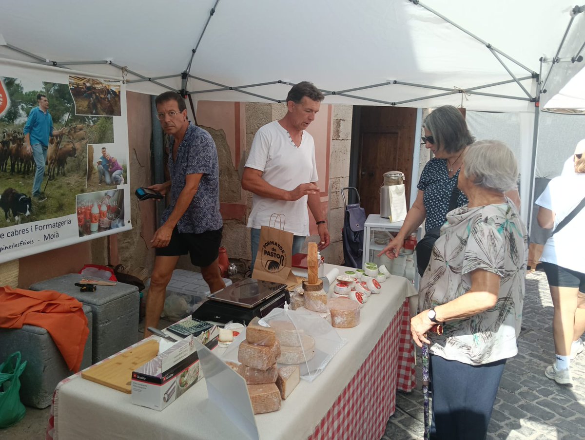 🛍️ Aquest matí ha tingut lloc la Fira del Vi i el Formatge 

Tast de vins🍷i formatges 🧀 pels carrers de #Moià amb productors locals i productes de proximitat pels paladars més exquisits! 😋

#fira #mercat #vins #formatges #FMMoià2025