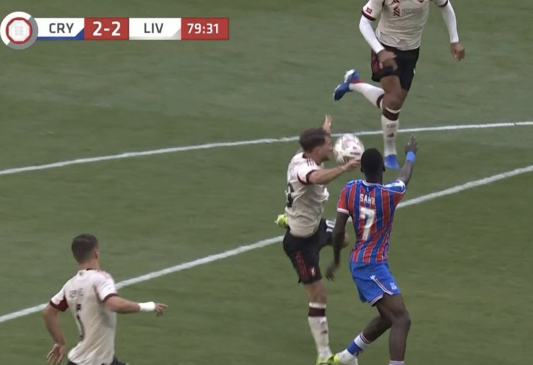 TouchlineX's tweet photo. 🚨 𝗦𝗨𝗥𝗩𝗘𝗬: Was this a clear penalty?

YES OR NO? https://t.co/a7724YRdMZ
