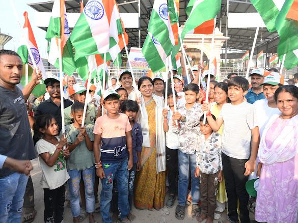 જનજનમાં વ્યાપી રાષ્ટ્રભક્તિ
તિરંગાના રંગે રંગાયું ગાંધીનગર

ભારતીય જનતા પાર્ટી, ગાંધીનગર મહાનગર, વોર્ડ નંબર-1, રાંધેજા દ્વારા આયોજિત વીરોને સમર્પિત તિરંગા યાત્રામાં સહભાગી થઈ, વીરો અને શહીદોના બલિદાનને નમન કર્યું.

ભારત માતા કી જય.

जय हिन्द 🇮🇳

#TirangaYatra