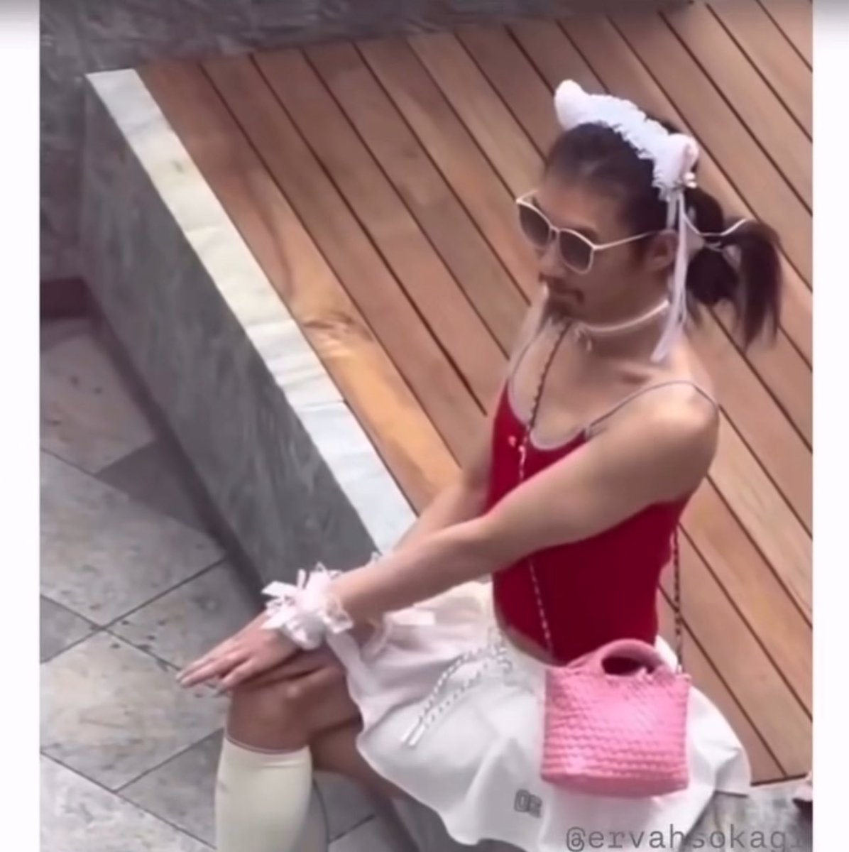 کوڕێک که قسه دێنێو ده‌با: