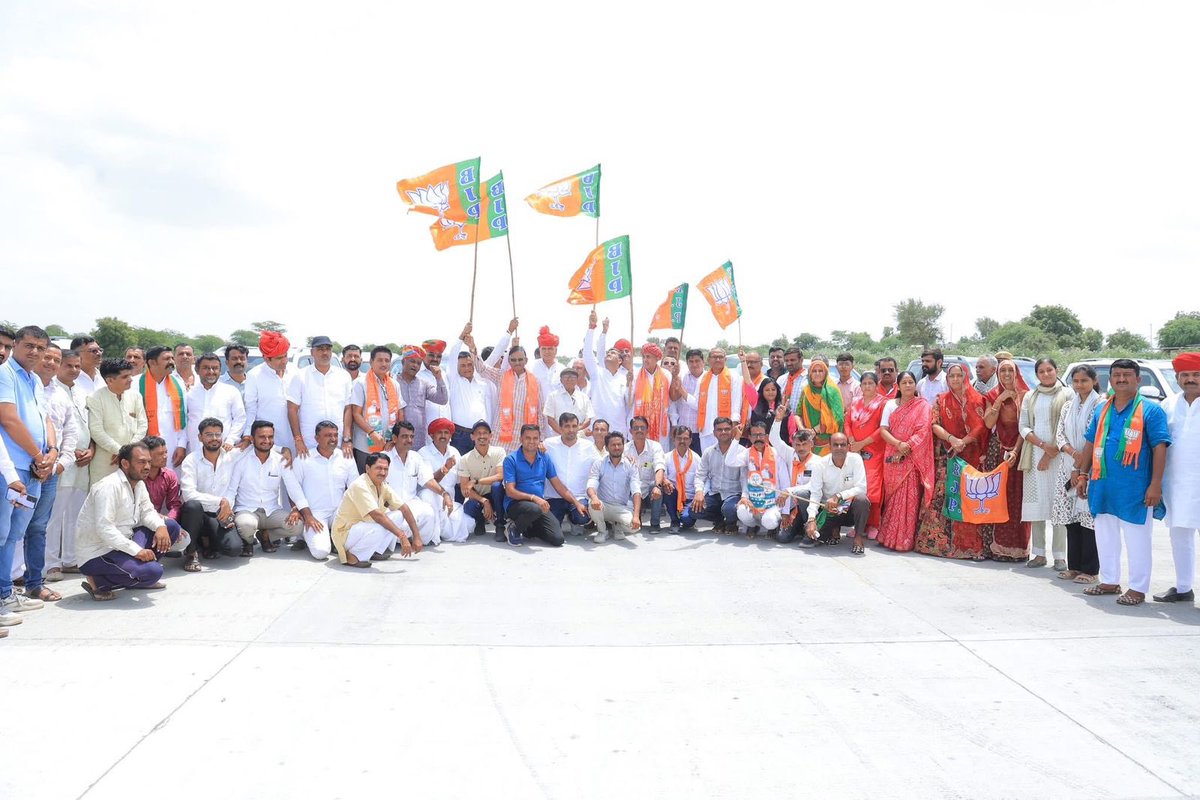 jivaramchoudhar's tweet photo. भाजपा प्रदेश नेतृत्व द्वारा सेवा व सामाजिक सद्भाव दिवस के तहत आज BKD BSF वीर सैनिकों के साथ रक्षा बंधन त्यौहार मनाया ।

इस दौरान जिलाध्यक्ष श्री @JasrajBJP सांसद @lumbaram64 जी, जिला प्रमुख ,श्री @Puraram_MLA  जी कार्यकर्ता एवं स्नेहीजन उपस्थित रहें।
@BJP4Rajasthan @BSF_India https://t.co/WNeUqIUqDz