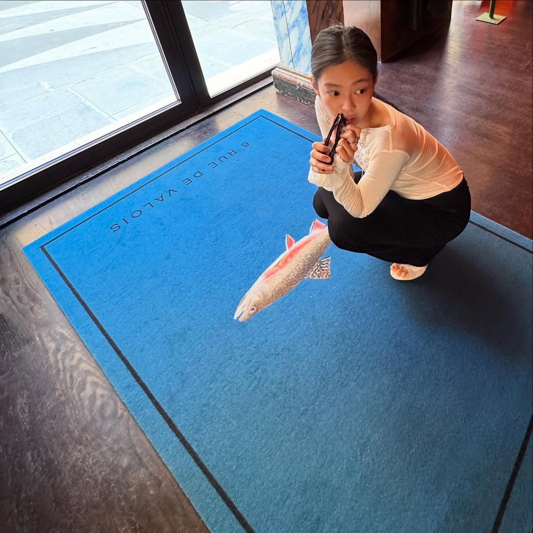 jendeukimi's tweet photo. 제니의파리여행기. 사실 저는 파리를 자주 방문하지만, 이 나라를 더 깊이 탐험하기 위해 돌아갈 수 있다는 사실을 기억하면 여전히 기분이 좋습니다. 경치를 감상하며 나라의 아름다움을 구석구석 걷는 것은 간단해 보이지만 재미있는 활동 중 하나입니다. https://t.co/7tbmjJyJqn