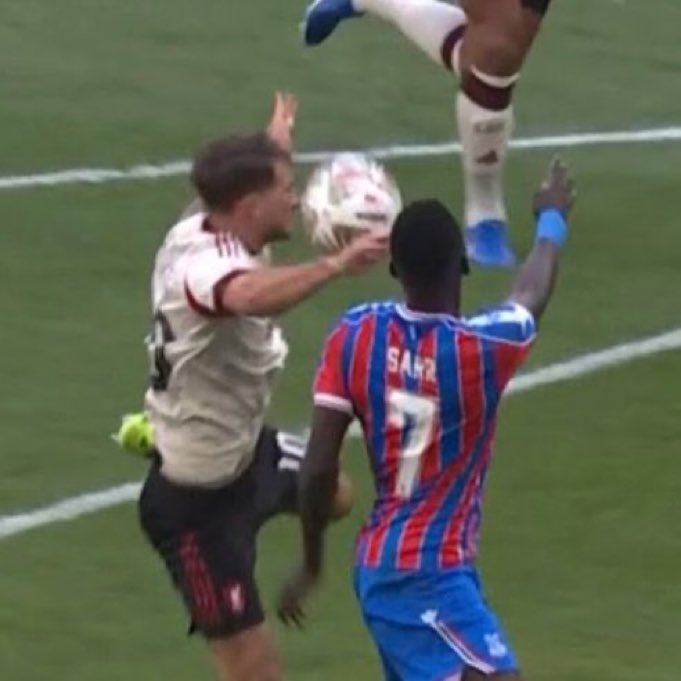 🚨Alexis Mac Allister handles the ball but neither the officials or VAR award Crystal Palace a penalty

Same old shit, different day

PGMOL 🤝 LFC