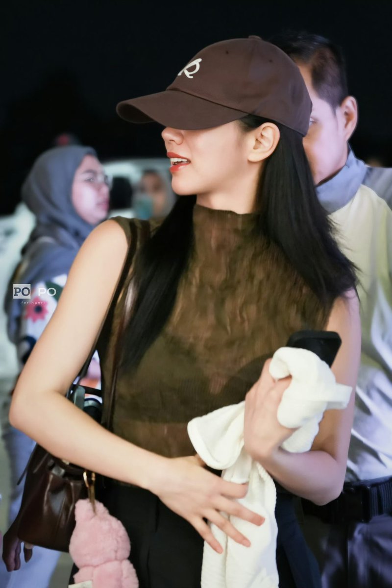 jaeyisslave's tweet photo. She's leaving Indonesia and she's serving the body tea🤌🏻 I reapeat! She's leaving Indonesia and she's serving the body tea🤌🏻 😳 https://t.co/GgwTVH41JF