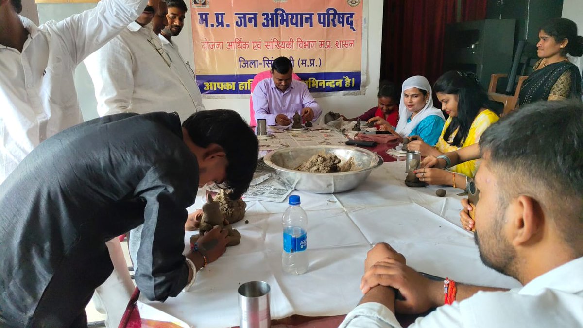 MP_JanAbhiyan's tweet photo. #मध्यप्रदेश_जन_अभियान_परिषद्_जिला_सिंगरौली
#माटी_गणेश_सिद्ध_गणेश
*मिट्टी गणेश, सिद्ध गणेश* निर्माण हेतु जिला कार्यालय में नवांकुर सखी प्रेरक सहायक एवं प्रेरक सहायिकाओं तथा नवांकुर संस्थाओं की बैठक की गई जिसमें हरघर तिरंगा अभियान तथा मिट्टी गणेश सिद्ध गणेश निर्माण का आयोजन https://t.co/AHeod6axBz