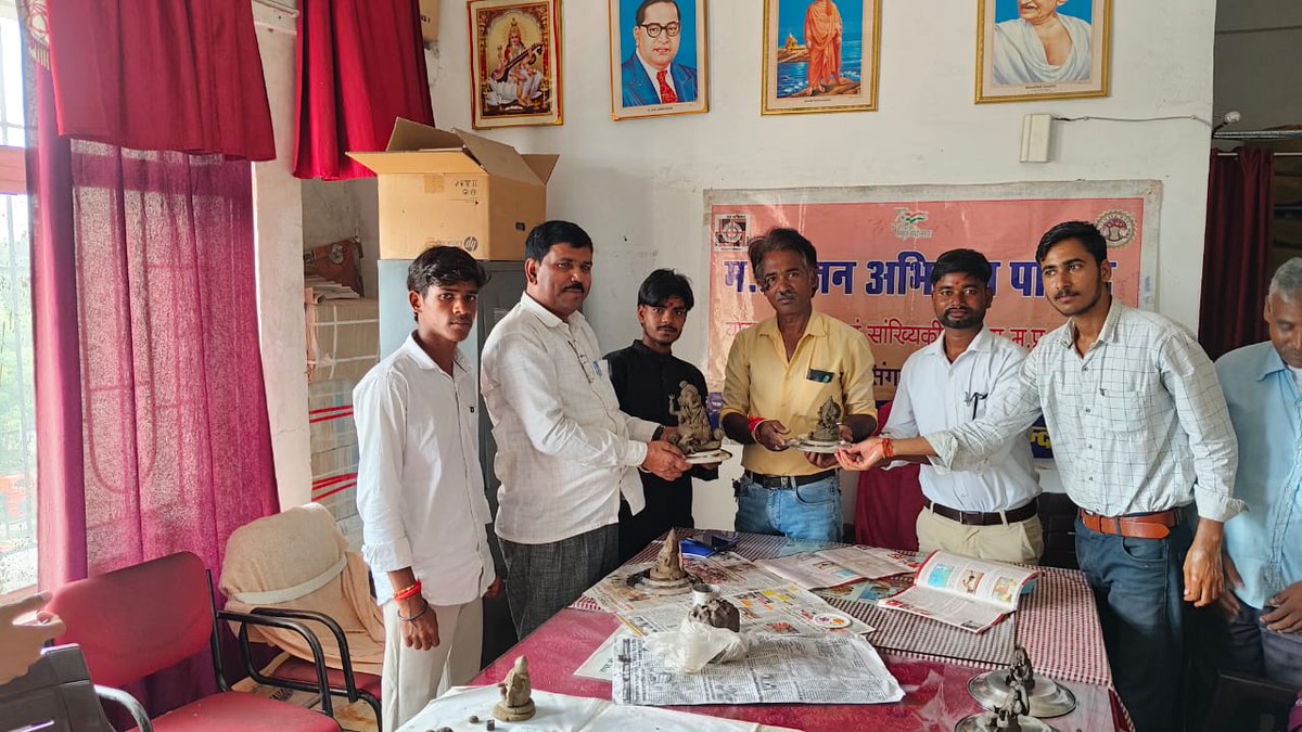 MP_JanAbhiyan's tweet photo. #मध्यप्रदेश_जन_अभियान_परिषद्_जिला_सिंगरौली
#माटी_गणेश_सिद्ध_गणेश
*मिट्टी गणेश, सिद्ध गणेश* निर्माण हेतु जिला कार्यालय में नवांकुर सखी प्रेरक सहायक एवं प्रेरक सहायिकाओं तथा नवांकुर संस्थाओं की बैठक की गई जिसमें हरघर तिरंगा अभियान तथा मिट्टी गणेश सिद्ध गणेश निर्माण का आयोजन https://t.co/AHeod6axBz