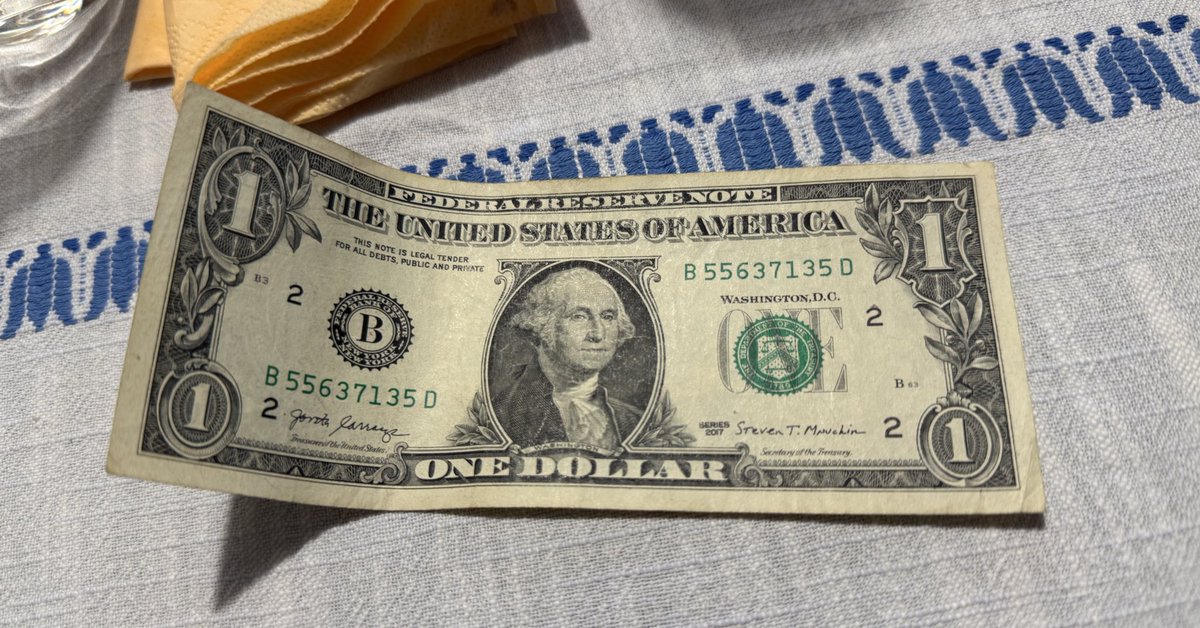 she2fat's tweet image. FIRST TIME SEEING AN AMERICAN DOLLAR IN REAL LIFE HELLO???