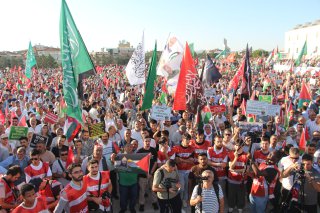Elhamdülillah halkın vicdanı hâlâ diri ve uyanık. Fakat ne yazık ki, İslam ülkelerinin liderlerinin Gazze karşısındaki suskunluğu utanç verici.

Her geçen gün açlık, çaresizlik ve ölüm artıyor. Kardeşlerimiz kefensiz defnediliyor. Bu kadar acı varken, #GazzeyeİnsaniKoridor