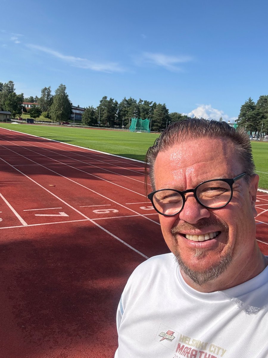 petri_roininen's tweet photo. Sama 6*200 m, sama rata, sama fiilis, sama maitohappo.
Vain vauhti toinen kuin ''muutama vuosi sitten''😅.
#urheilu #liikunta #intervalli #Hiekkaharju #Vantaa https://t.co/VOjuHptsky